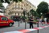 Avto v Parizu zapeljal v restavracijo, en mrtev in več ranjenih
