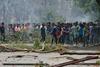 Bangladeš v plamenih: kljub policijski uri se protesti nadaljujejo