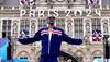 Raper Snoop Dogg med nosilci bakle na olimpijskih igrah