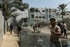 Izrael v senci napetosti s Hezbolahom še naprej napada Gazo