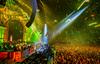 Obiskovalci Tomorrowlanda pili iz kozarcev za enkratno uporabo, festivalu grozi visoka globa