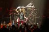 Zaradi trajne poškodbe glasilk Stevena Tylerja se skupina Aerosmith predčasno umika z odrov