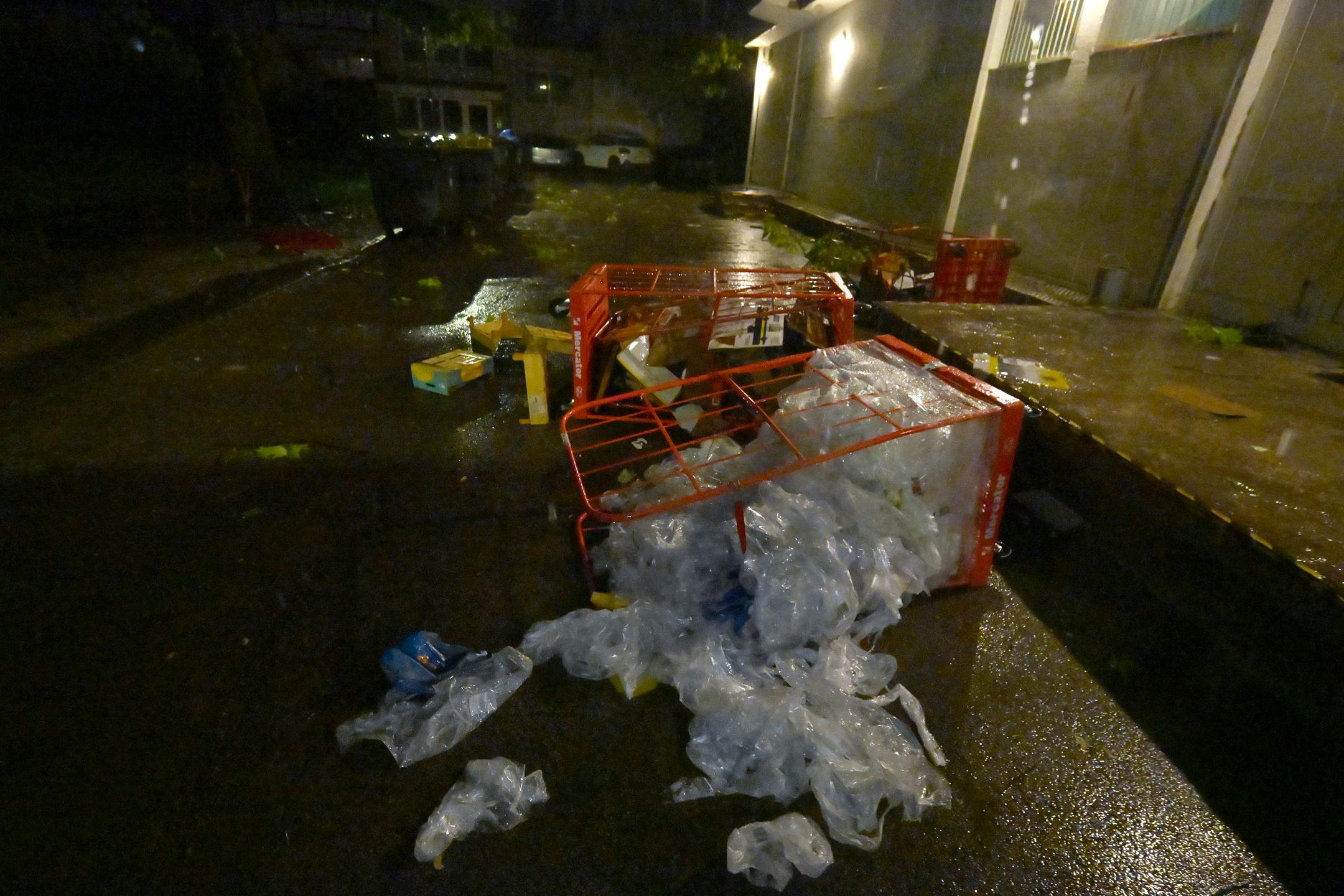 Neurje največ težav povzročilo na območju Ljubljane, našteli več sto udarov strel