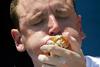 Joey Chestnut v desetih minutah pojedel 83 hot dogov