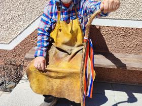 Obleka ki spominja na obleke v 19. stoletju. Foto: Tanja Mojzer