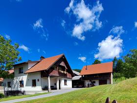 Hiše v samem središču kraja Selšček pred cerkvijo. Foto: Tanja Mojzer