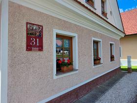 Razglednica Maksima Gasparija na hiši v kraju Selšček. Foto: Tanja Mojzer