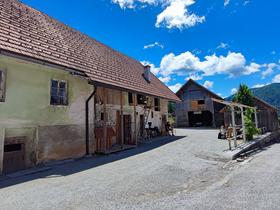 Domačija nasproti Notranjske hiše prav tako spominja na 19. stoletje. Foto: Tanja Mojzer