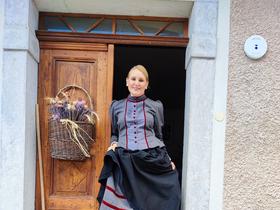 Nina Mile pred vhodom v Notranjsko hišo. Foto: Tanja Mojzer