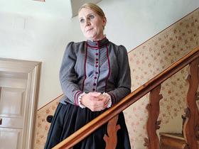 Nataša Mile, ki je Notranjsko hišo prenovila v slogu hiš oziroma gostiln v 19. stoletju. Foto: Tanja Mojzer