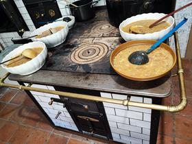 Oprema v Notranjski hiši: štedilnik na drva in jed na žlico (ričet) Foto: Tanja Mojzer