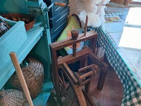 Kolovrat za prejo volne. Foto: Tanja Mojzer