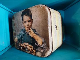 Oprema v Notranjski hiši: škatla za domače slaščice Foto: Tanja Mojzer