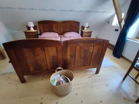 Postelja v slogu postelj iz 19. stoletja. Foto: Tanja Mojzer