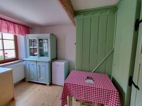 Oprema v Notranjski hiši: restavrirano pohištvo Foto: Tanja Mojzer