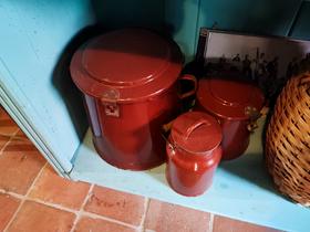 Posode za domačo mast (svinjsko mast), ocvirke in mleko. Foto: Tanja Mojzer