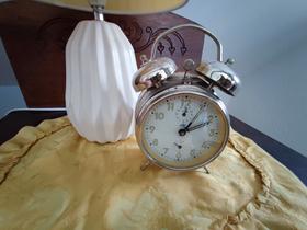 Oprema v Notranjski hiši: budilka, ki so jo uporabljali včasih Foto: Tanja Mojzer