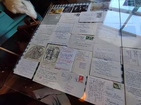 Originalne razglednice, ki sta si jih pisala Jožko Meden in Maksim Gaspari. Foto: Tanja Mojzer