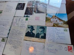 Originalne razglednice, ki sta si jih pisala Jožko Meden in Maksim Gaspari. Foto: Tanja Mojzer