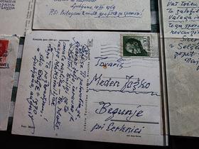 Originalne razglednice, ki sta si jih pisala Jožko Meden in Maksim Gaspari. Foto: Tanja Mojzer
