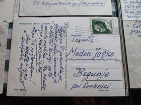 Originalne razglednice, ki sta si jih pisala Jožko Meden in Maksim Gaspari. Foto: Tanja Mojzer