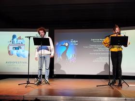 Interpretacija prvega dela radijske igre Zverinice na tretjem Avdiofestivalu v Cukrarni. Foto: Tanja Mojzer