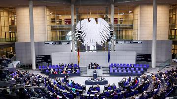 V Nemčiji razpad vladne koalicije. Opozicija zahteva predčasne volitve čim prej.