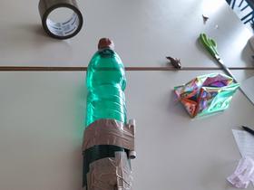 Izdelovanje raket iz plastične embalaže. Foto: Tanja Mojzer