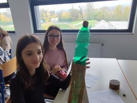 Sedmi razredi so iz plastenk izdelovali rakete. Foto: Tanja Mojzer