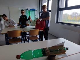 Sedmi razredi so iz plastenk izdelovali rakete. Foto: Tanja Mojzer