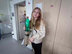 Izdelovanje raket iz plastične embalaže. Foto: Tanja Mojzer