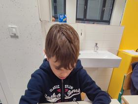 Šesti razredi so izdelovali glasbila (boben) Foto: Tanja Mojzer