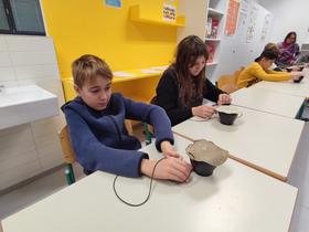 Šesti razredi so iz kozje kože ustvarjali glasbila (bobne). Foto: Tanja Mojzer