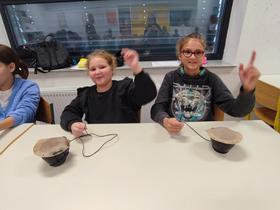 Šesti razredi so iz kozje kože ustvarjali glasbila (bobne). Foto: Tanja Mojzer