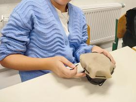 Šesti razredi so izdelovali glasbila (boben) Foto: Tanja Mojzer