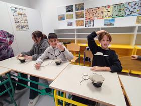 Šesti razredi so iz kozje kože ustvarjali glasbila (bobne). Foto: Tanja Mojzer