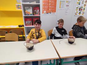 Šesti razredi so izdelovali glasbila (boben) Foto: Tanja Mojzer