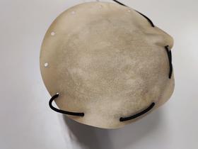 Šesti razredi so iz kozje kože ustvarjali glasbila (bobne). Foto: Tanja Mojzer