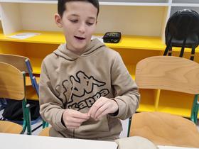 Šesti razredi so izdelovali glasbila (boben) Foto: Tanja Mojzer