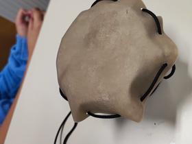 Šesti razredi so iz kozje kože ustvarjali glasbila (bobne). Foto: Tanja Mojzer