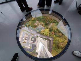 Okno v tleh kavarne stolpa Kristal, na katerega stopija najbolj pogumni. Foto: Tanja Mojzer