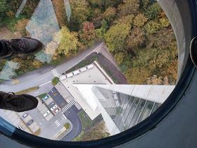Okno v tleh, na katerega stopija najbolj pogumni. Foto: Tanja Mojzer
