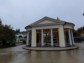 Paviljon pred vhodom v Medical Center. Foto: Tanja Mojzer