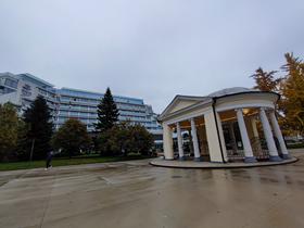 Paviljon pred vhodom v Medical Center. Foto: Tanja Mojzer