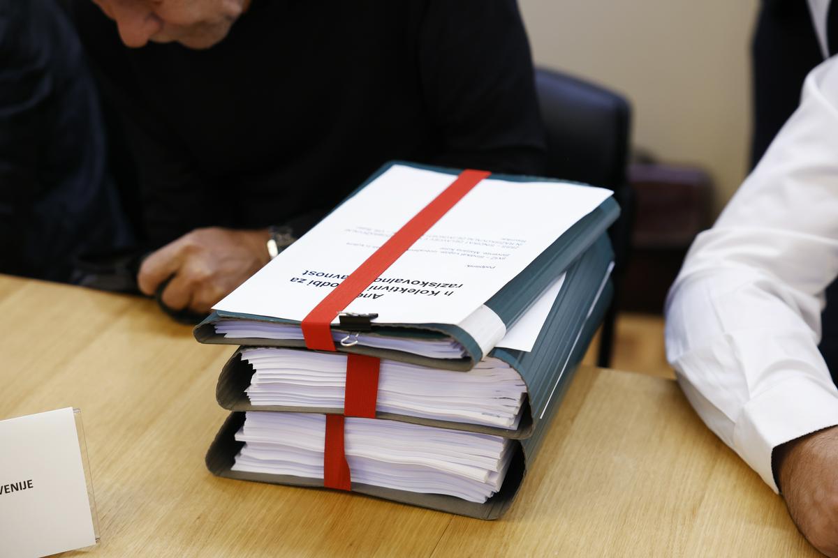 Premier ob drugem obroku zvišanja plač javnim uslužbencem poslal pismo