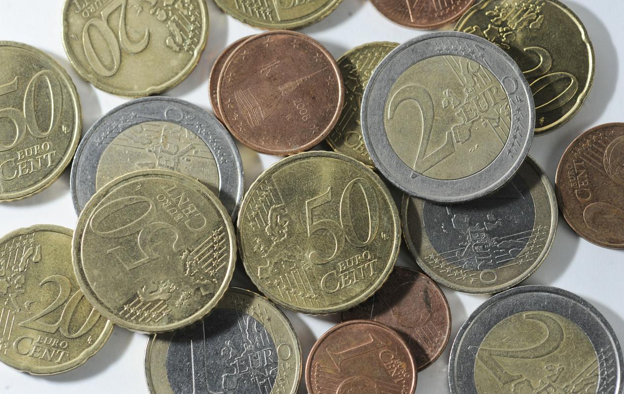 Večini javnih uslužbencev se bodo zvišale plače