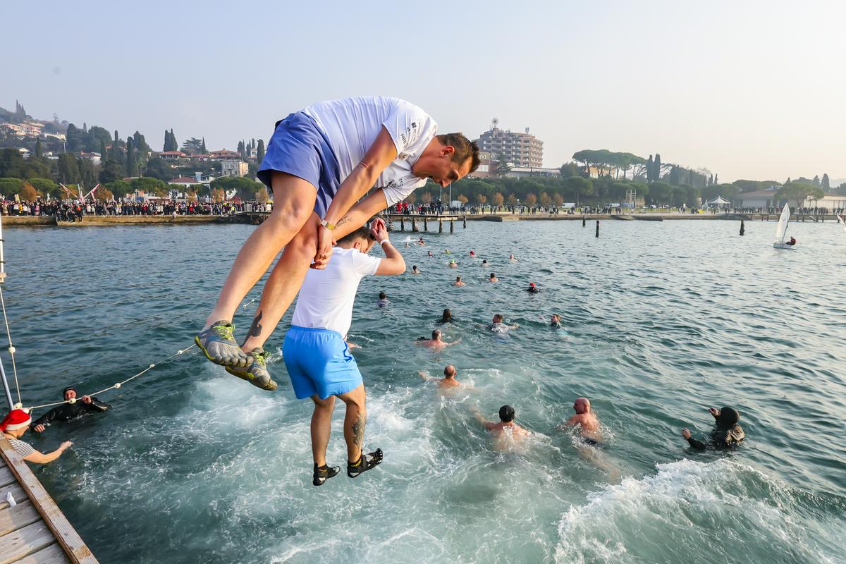 V Portorožu že dvajsetič v ledeno morje za dober začetek leta