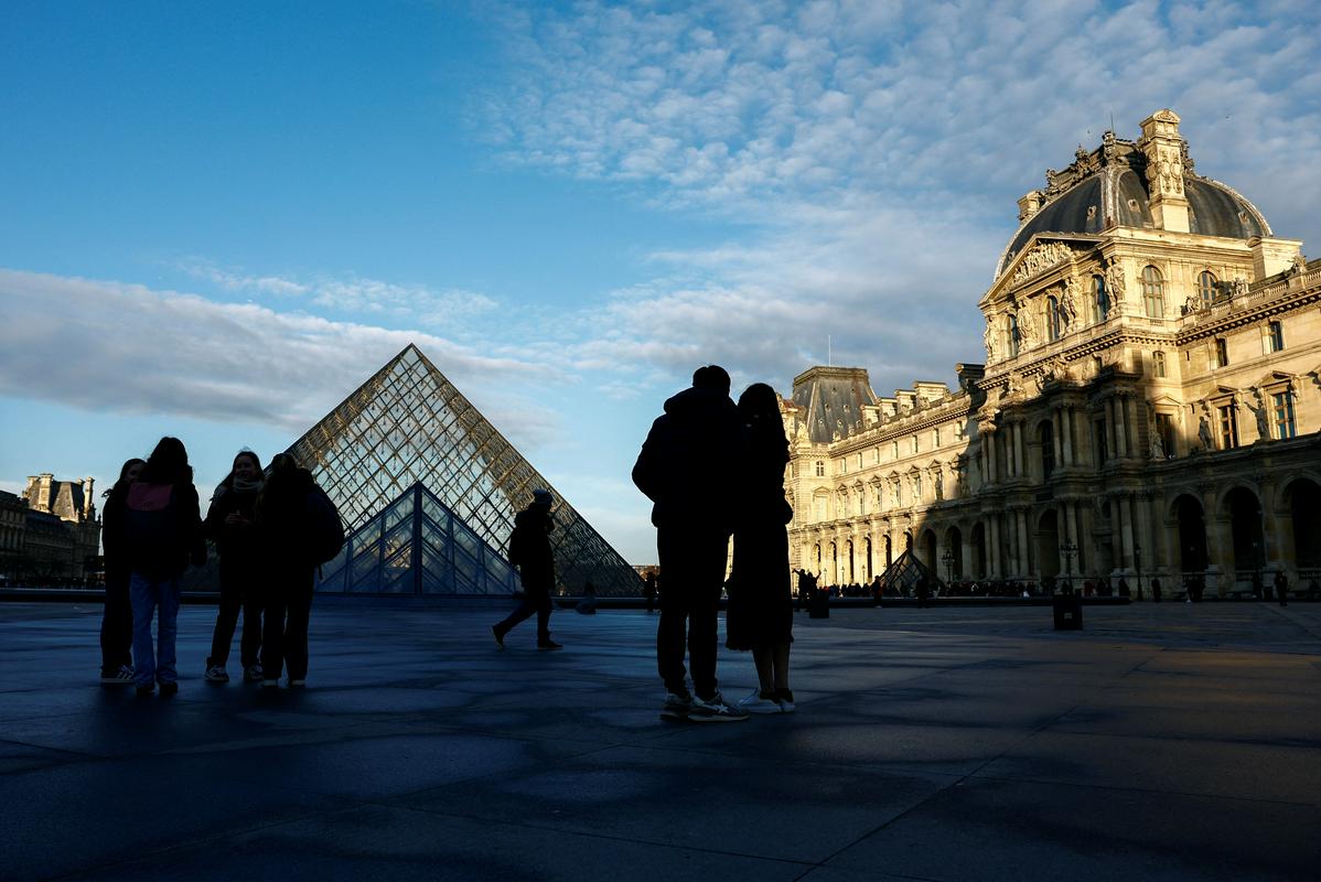 Francoska policija preiskuje vdor v muzej Louvre