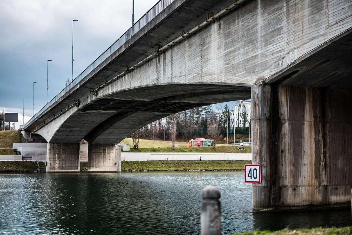 Preiskava sobotnega napada s solzivcem v Mariboru je v teku, dejanje obsodila tudi predsednica