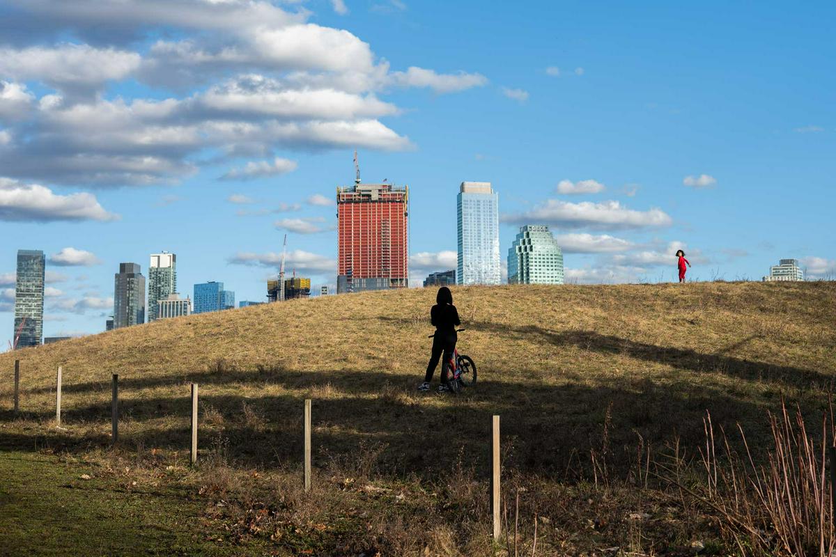 Blišč in beda New Yorka, v katerem lagodno živijo le premožni, v Neubauerjevem objektivu